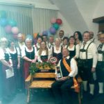 Marchtrenker Volkstanzgruppe gratuliert Traxler Rudi zum 80iger